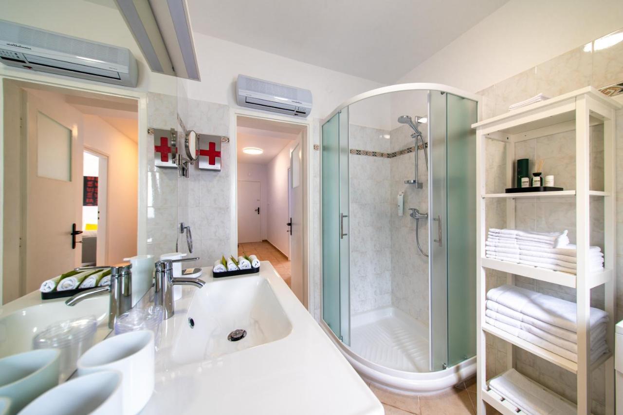 Apartment Axelle 50 METERS TO THE BEACH Banjole Esterno foto