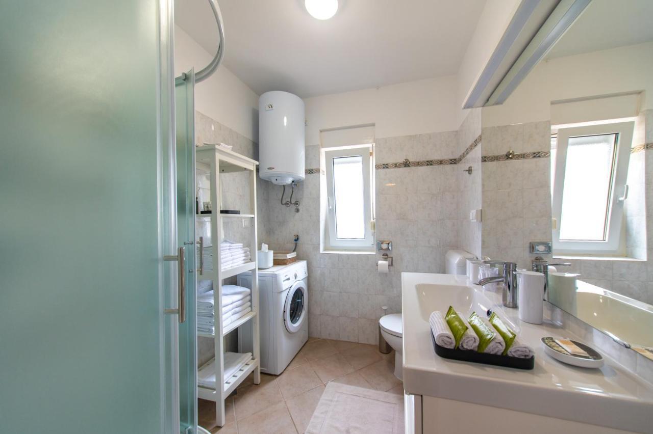 Apartment Axelle 50 METERS TO THE BEACH Banjole Esterno foto